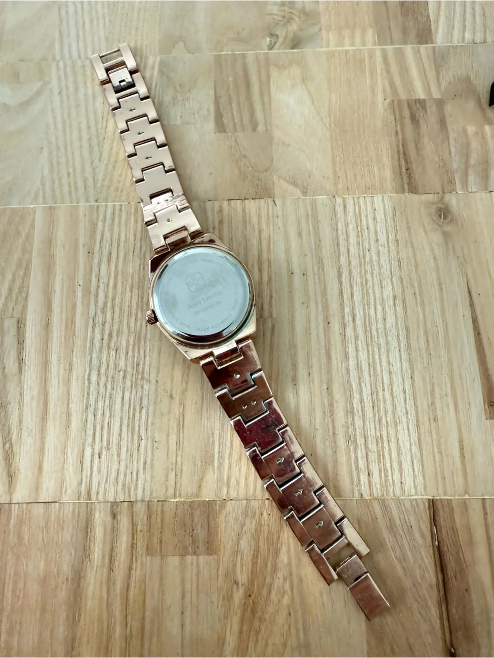 Daisy Fuentes ladies rose gold tone watch NEW BATTERY